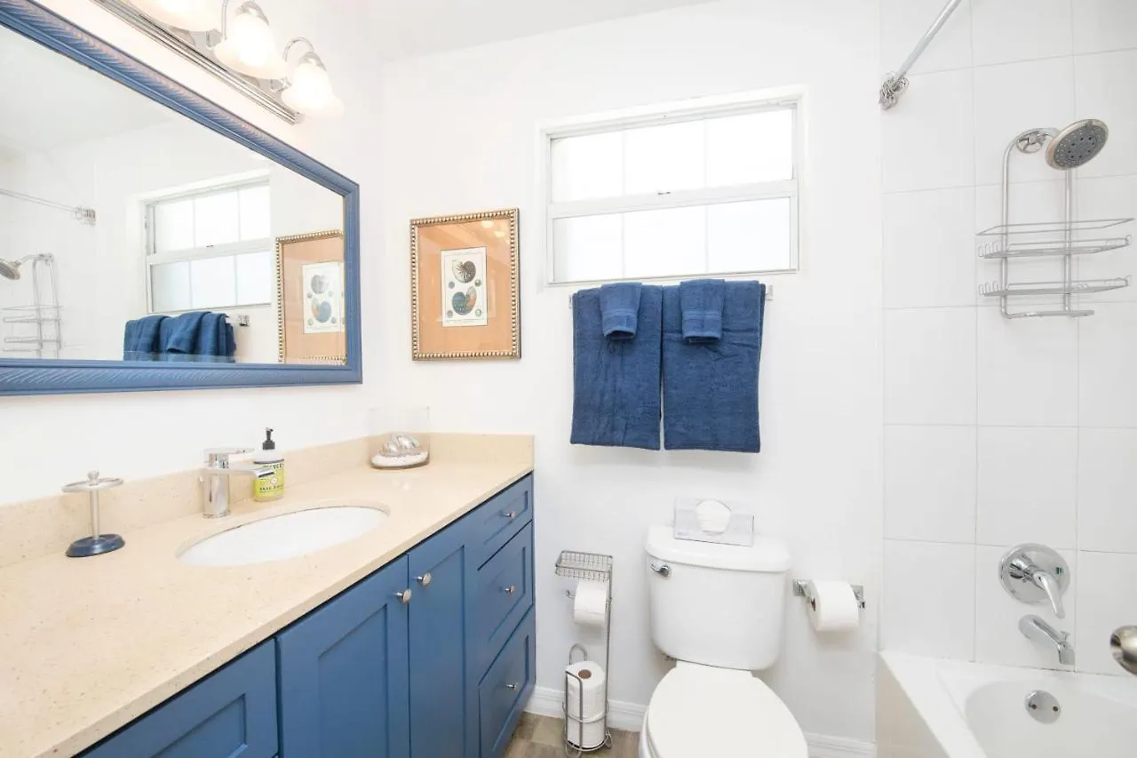 Beach Living At Moon Bay With Seaview Lejlighed Bodden Town